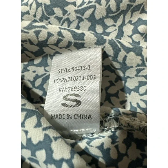 Vestique Top Blouse Size S Double Ruffle  Sleeves White Blue Floral - Picture 13 of 15